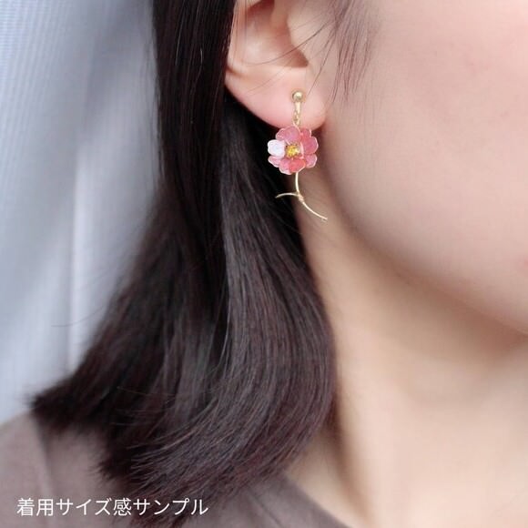 オリーブブラウンの可愛いコスモスのピアス、イヤリング